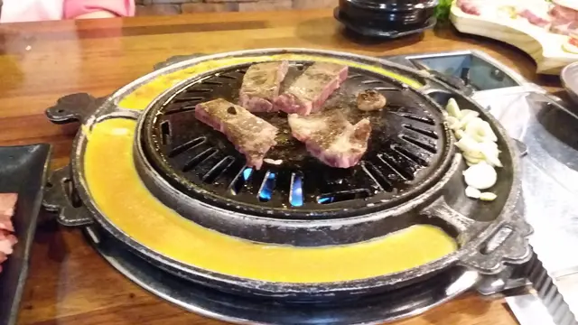 蛋漿 (一邊有碎泡菜 及 加左醬油)!