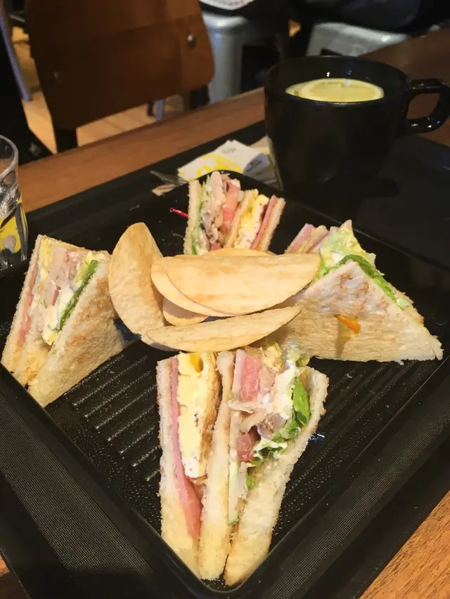 下午茶餐：公司三文治  +  飲品