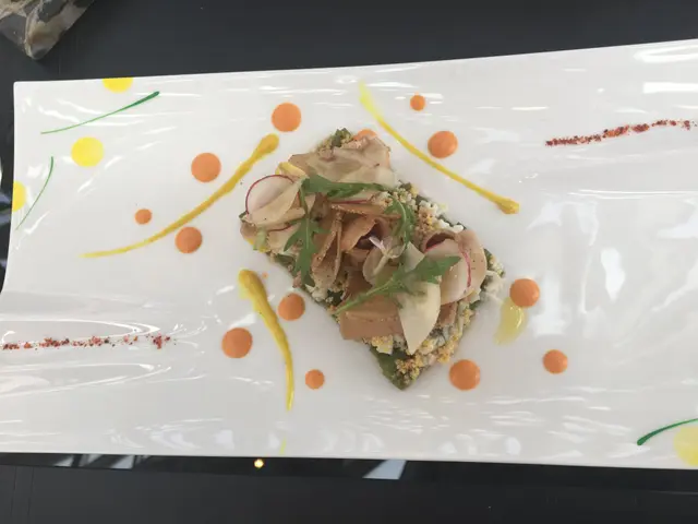 頭盤 - 煙燻鵝肝伴雞蛋青豆沙律配巴馬芝士忌廉