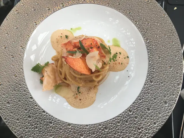 主菜 - 緬英龍蝦意粉配海鮮風味醬汁