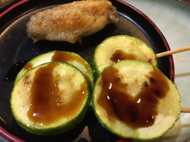 汁燒翠肉瓜串新鮮爽脆,
鹽燒雞中翼略嫌調味較單薄。