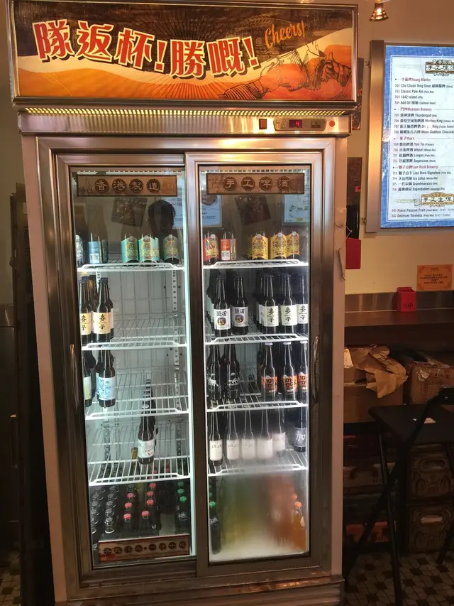 店家除懷舊裝修外,還明撐本地貨!🇭🇰店內有近20款本地手工啤和生啤