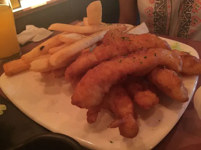 完全唔值呢個價,唔係覺得貴食唔起(88蚊對我地黎講唔貴,出面食炸魚薯條7XX都有),而係有無用心煮係食得出,量多只係填飽個胃,唔好食係唔會令客仔再黎‧
薯條一樣無味,唔係新鮮做的,重點黎了,炸魚係用超市急凍魚柳,唔知距點炸到啲魚肉口感咁淋,唔駛咬已經散開,好似食人地食完既野,食到想喊(個人主張唔浪費食物,但都要放棄!!)