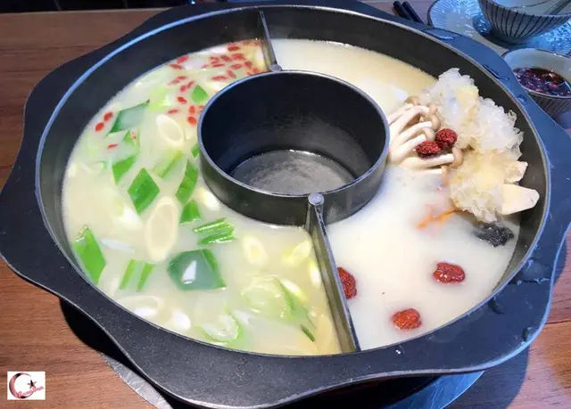 <東方美人鍋（竹絲雞配桃膠）>& <養生人參藥膳鍋>