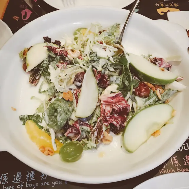 招牌德式鮮果沙律配合桃,香濃藍芝士,無花果及香蒜奶油醬