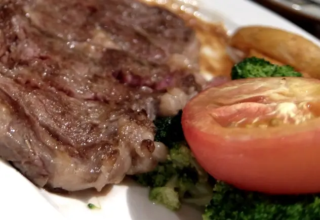 我們點了 medium rare 三成熟, 有朋友吃開五成, 怕三成太生. 在我慫恿之下終於一試. 外皮烤得香, 中間極嫩沒帶一點血水. 澳洲牛, 牛味不濃, 三成熟有咬口也易咀嚼. 嗜牛者, 不會追求什麼入口即溶的和牛, 大家切勿被渲染.