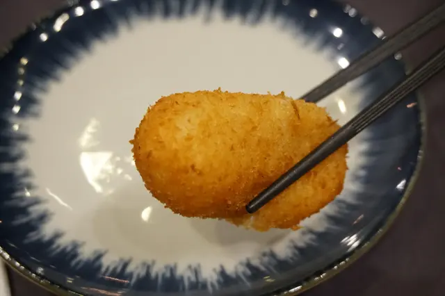 薄薄的麵漿炸得金黃,內裏是半流心忌廉蟹肉