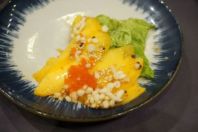 把芒果、脆米、龍蝦沙律一口吃下,便能同時嚐到甜美的芒果、滋脆的脆米、鮮甜的龍蝦沙律