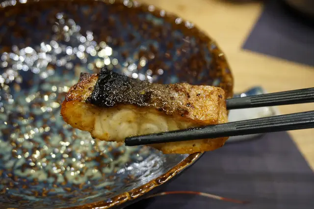 甜甜的燒汁,焦燒的外皮,魚肉嫩滑不帶泥味的,很好吃。