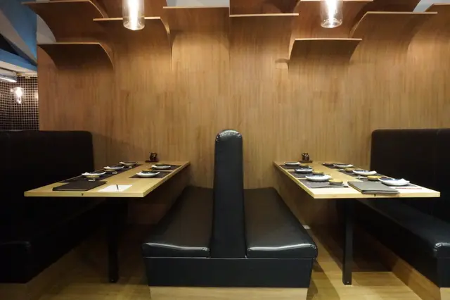 更多的是自成一角的四人卡桌,主打該是家庭食客吧!