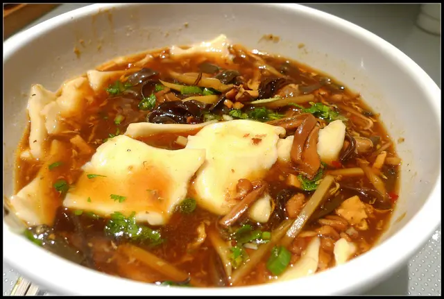 酸辣湯拉麵配手揪麵片