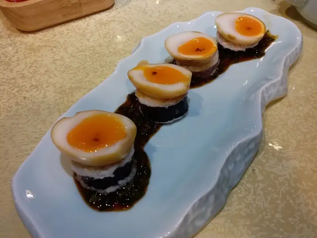 茶燻流心蛋伴黑魚子醬配厚切茄子