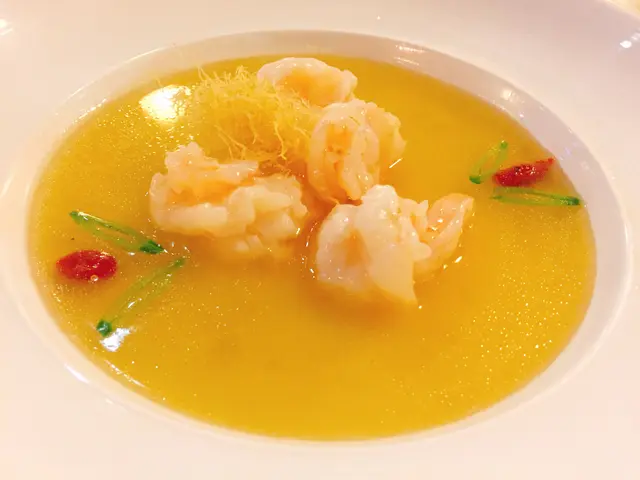 蝦球大大粒夠爽口, 好有蝦味~底層係好似d蒸水蛋, 好香好滑