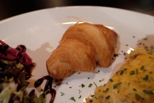 蟹肉洋蔥奄列配牛角包