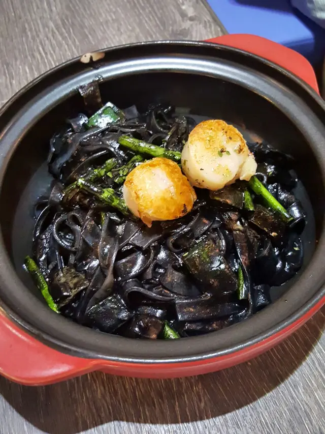 帶子有煎一煎底面，撈埋墨魚汁食都夾。
又食到個咀黑漆漆~