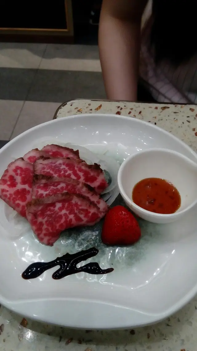 加埋啲汁就好食啲，牛脂味重，肉味少，吾會咬吾開