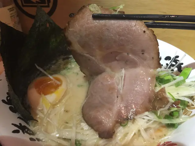 豬肩肉偏瘦，彈性中帶爽口，豬羶味比腩肉更重，小編甚為偏愛。☺️