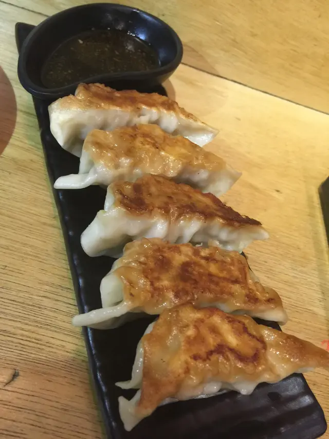 餃子煎得都算香口，
內裡的肉餡料鮮味多汁，
蘸點餃子汁一起吃，份外惹味～😎
