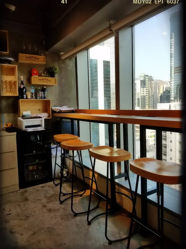 落地玻璃窗旁一排高櫈散座