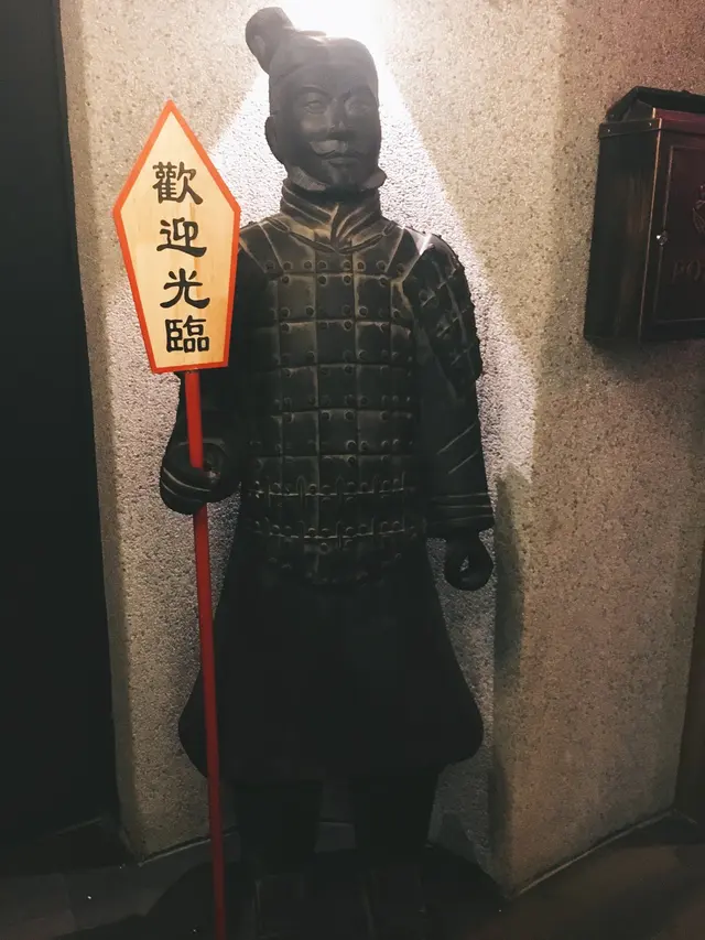 踏出升降機門，看到氣勢雄偉的兵馬俑守衛著餐廳門口