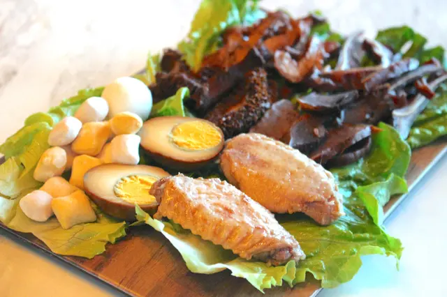 滷水豬耳、滷水腎片、滷水大腸、滷水牛肚、滷水蛋、鹽水雞翼、台灣九份紫薯及地瓜芋圓、紫薯水晶包