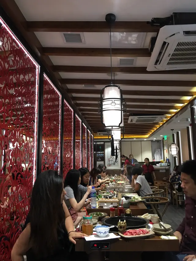 店中以紅色的雕花鏤空牆板與古典中國風燈飾佈置,富中國特色,再看發現我們7點多入坐時已經高朋滿座~~全滿!✨