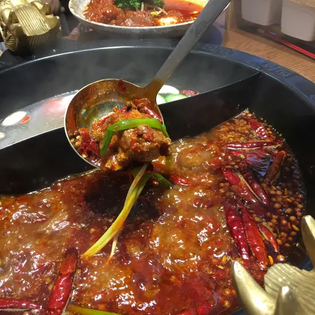 紅鍋滿滿紅太陽辣椒、泡水花椒、滿天星等,滾起未吃時已經聞到誘人濃烈的麻香,吃落更是越滾越香,越吃越麻🌶🌶🌶麻辣香正!好正宗喔!😋