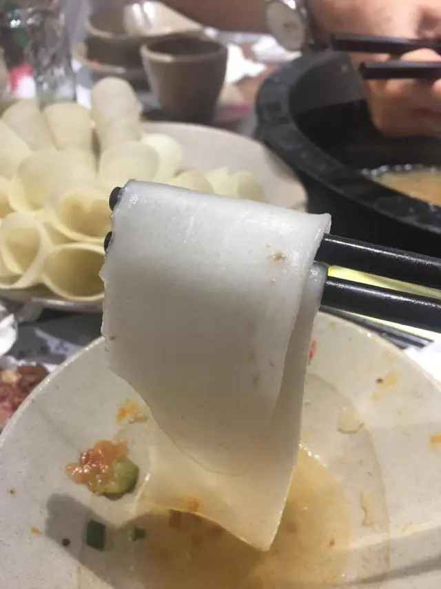 口感寬厚爽滑,掛湯能力一流,沾滿了濃郁的麻辣湯底,好味好味