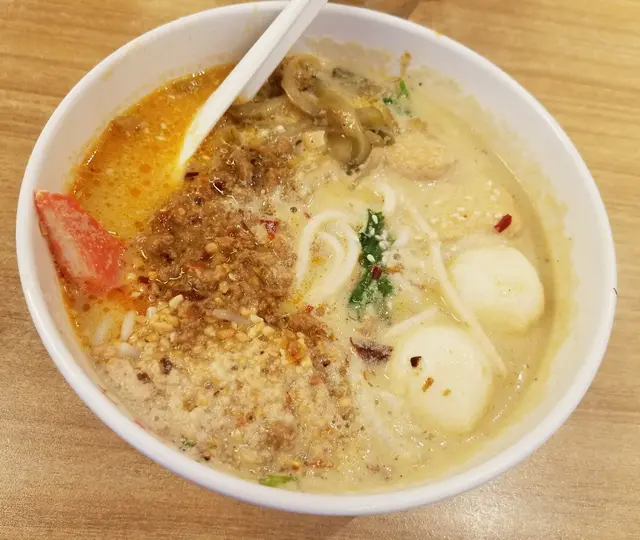 魚蛋魚腐松葉蟹棒擔擔麵