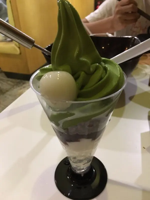 極度有誠意的一客甜品！光是豪華的外表已經難以相信是放題的甜品。濃郁的抹茶香味加上煙韌嘅丸子、底部有红豆蓉作撘配。