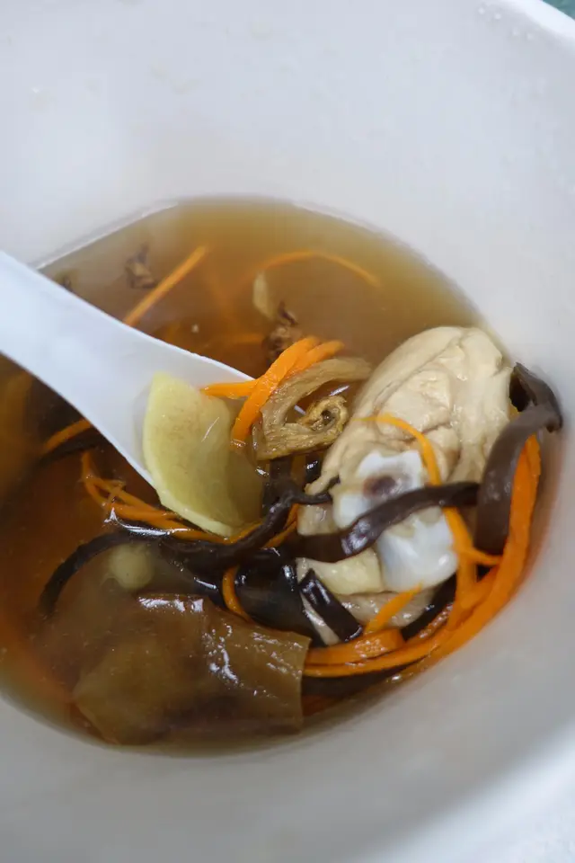松茸清湯配料包括：紅蘿蔔絲、粟米、鹹瘦肉、雞、木耳絲、松茸、薑片…等，十分足料