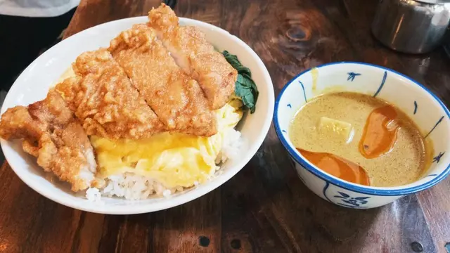 炒滑蛋咖哩汁豬扒飯