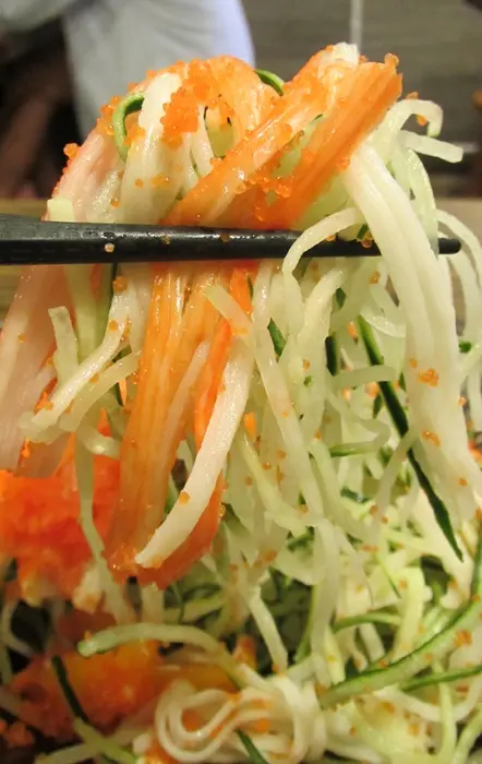 清爽的青瓜絲拌入柔軟的蟹柳絲