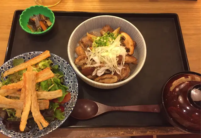 更多蔬菜可以綜和丼物的油膩