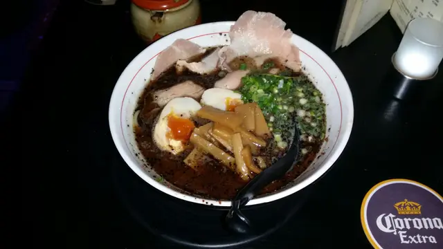 濃厚黑蒜麻油鹽豬骨湯拉麵