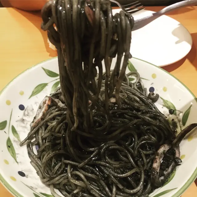 魷魚好軟好鮮嫩，第一次食墨汁意粉，估唔到加係食物上面會咁特別，充滿香濃既墨魚汁配上蒜蓉食起黎好有層次，但食完要像一杯水清潔下牙齒