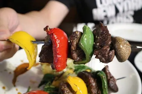 地中海式火焰牛柳串燒 配牛肉燒汁 伴蒜蓉香草醬薯角