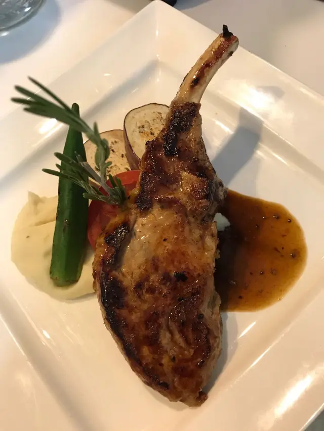 豬鞍食落甜甜地，仲有配埋個汁，好好食，仲要啲肉質好食，一啲都唔嚡👍🏻