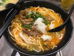 酸辣米线(小小辣)+腩肉鱼皮饺