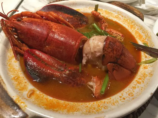 龍蝦窩麵原個砂窩奉上，耐熱力高，能保持溫度，讓食客可慢慢細心品嚐龍蝦湯的精華～🍲
橙紅色的湯底，加上斤兩十足原隻肥美龍蝦，份量不吝嗇！😳好抵食呀！👍🏻