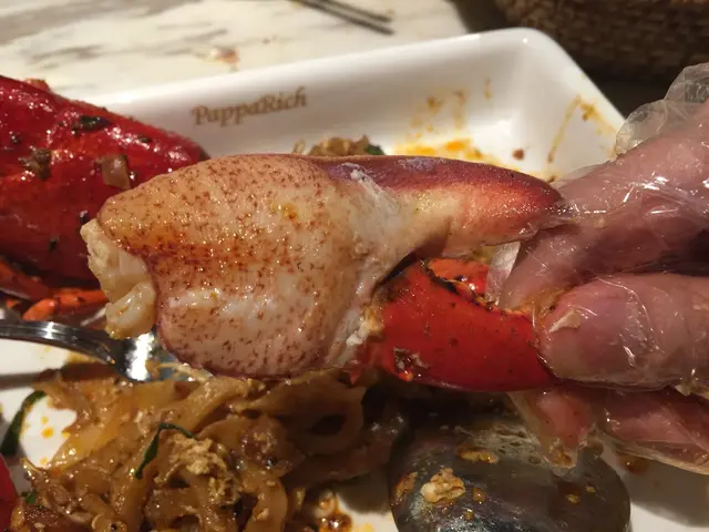 蝦肉用熱油爆香，比原來窩麵的龍蝦肉更彈牙