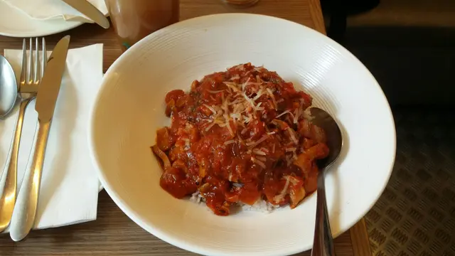 雞扒配蕃茄汁紅米飯