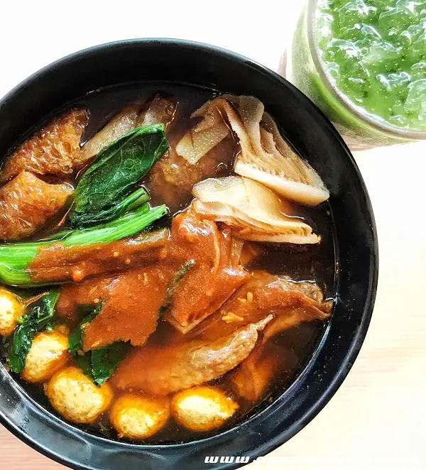 M佬之選:油麵+豬皮+牛柏葉+雞翼尖+魚蛋(中辣)