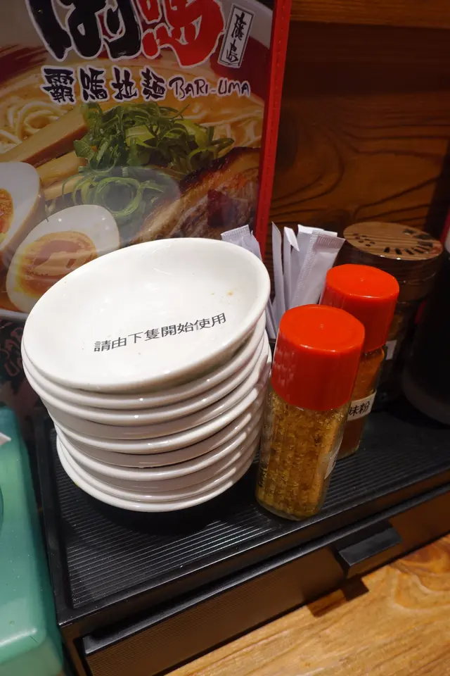 為了衛生關係，建議食客拿第二隻碟子用！