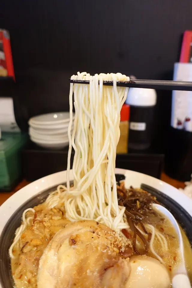 幼身而潔白的麵條，我選了軟硬適中的質感，入口滑溜，彈牙掛湯！份量剛好！