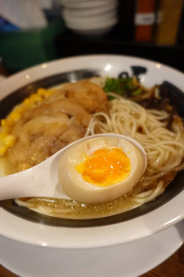 味玉即是蛋白軟滑及半熟蛋黃的糖心蛋