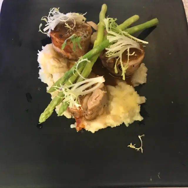 這道雞卷菜式超級正 
我跟老婆兩個人來試 最後一件 要搶住食 哈哈 
這份雞卷 雞味很重 廚師應該花了很長時間  研製出來 
結合 薯菜 剛剛好