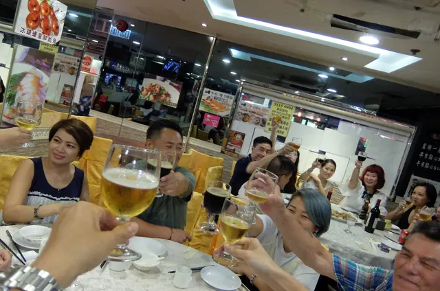 是夜一行十六人, 一個壽星仔 + 兩個壽星女, 分開兩張八人大枱, 兩張枱同時叫一樣菜式. 壽星仔是一位70多歲的 "老" 友, 剛從美國回港娶新抱, 當然要帶他回味香港地道滋味. 