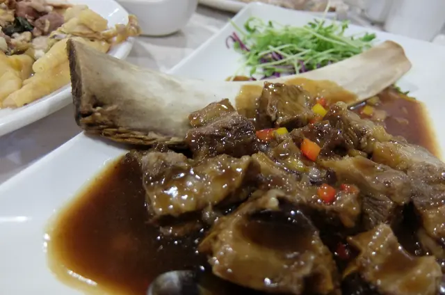 百里香牛肋骨, 低溫烹調, 似肉滑入味, 上枱時已起肉, 方便共享.