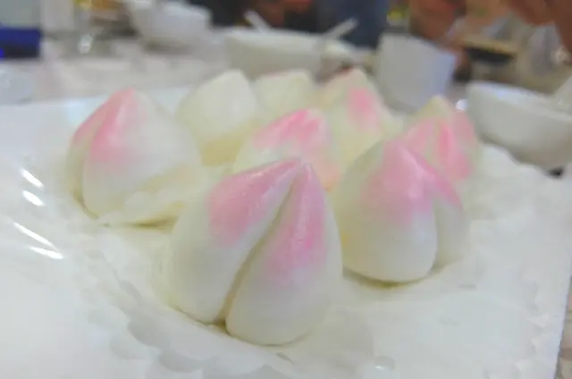 蓮容小壽包, 雖然我們已經預備了三個生日蛋糕, 但壽包的象徵意義更大.
